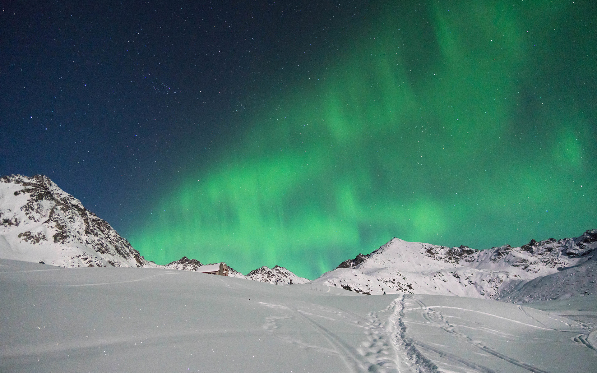 Where and When to Watch Aurora Borealis in Nunavut